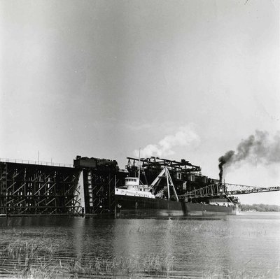 &quot;Fontana&quot; taking coal at Sodus, 1955