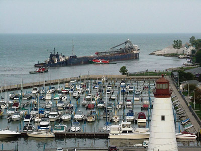 SARAH SPENCER aground at Windsor, late-afternoon, 30 September 2008 with the tugs SUPERIOR and WYOMING