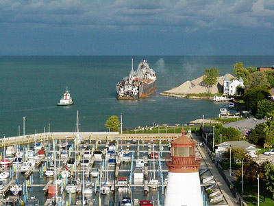 Tug CAROLYN HOEY approaches JANE ANN IV and SARAH SPENCER at Windsor, 2 Oct 2008